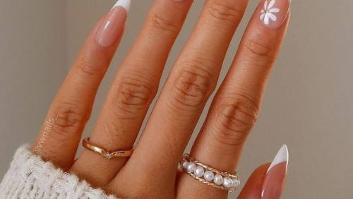 French Nails mit Blumen Design